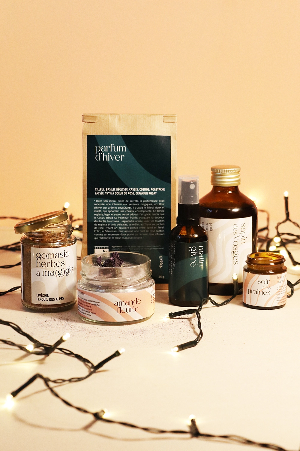 Le coffret d'hiver est composé de 6 produits inédits : une tisane, un gomasio, un sucre aromatique, une sirop de sapin, un baume et une brume d'hydrolats.