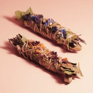 Nos bâtons de fumigation sont des petits fagots de plantes aromatiques et médicinales à consumer comme de l’encens.