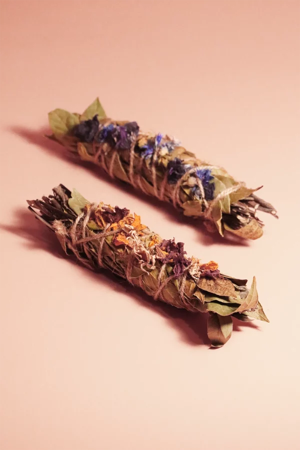 Nos bâtons de fumigation sont des petits fagots de plantes aromatiques et médicinales à consumer comme de l’encens.