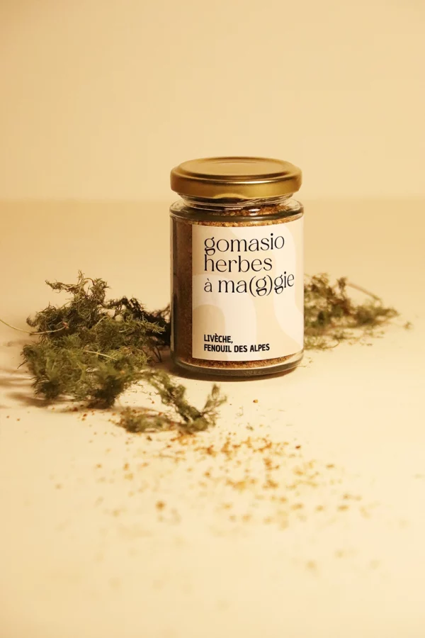 le gomasio herbes à magie est un aromate salé à base de sésame torréfié, de livèche et de fenouil des alpes, issus de l'agriculture biologique