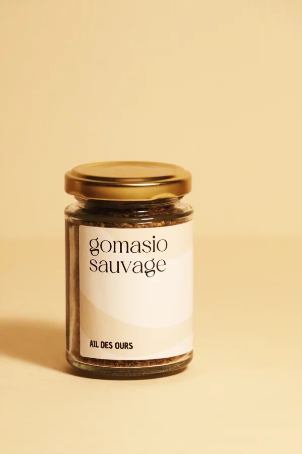 le gomasio sauvage est un aromate salé à base de sésame torréfié et d'ail des ours, issus de l'agriculture biologique