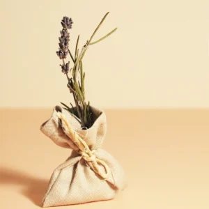 Le pochon lavande romarin parfume et décore vos armoires. Il est fabriqué à la main avec les plantes aromatiques du jardin