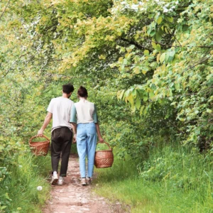 on vous remercie pour votre commande, merci de soutenir notre projet. la photo montre nos premières cueillettes sauvages, paniers en osier à la main, le début du projet
